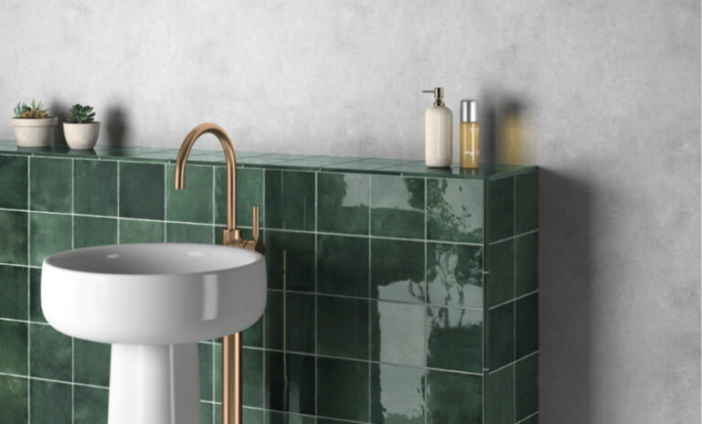 Baños pequeños con encanto: el azulejo pequeño como mejor aliado 